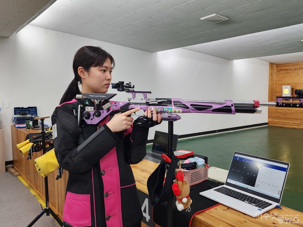 ▲ 순간 집중력 100% 고2 박예은 선수가 사격을 준비하고 있다 ⓒ심명남