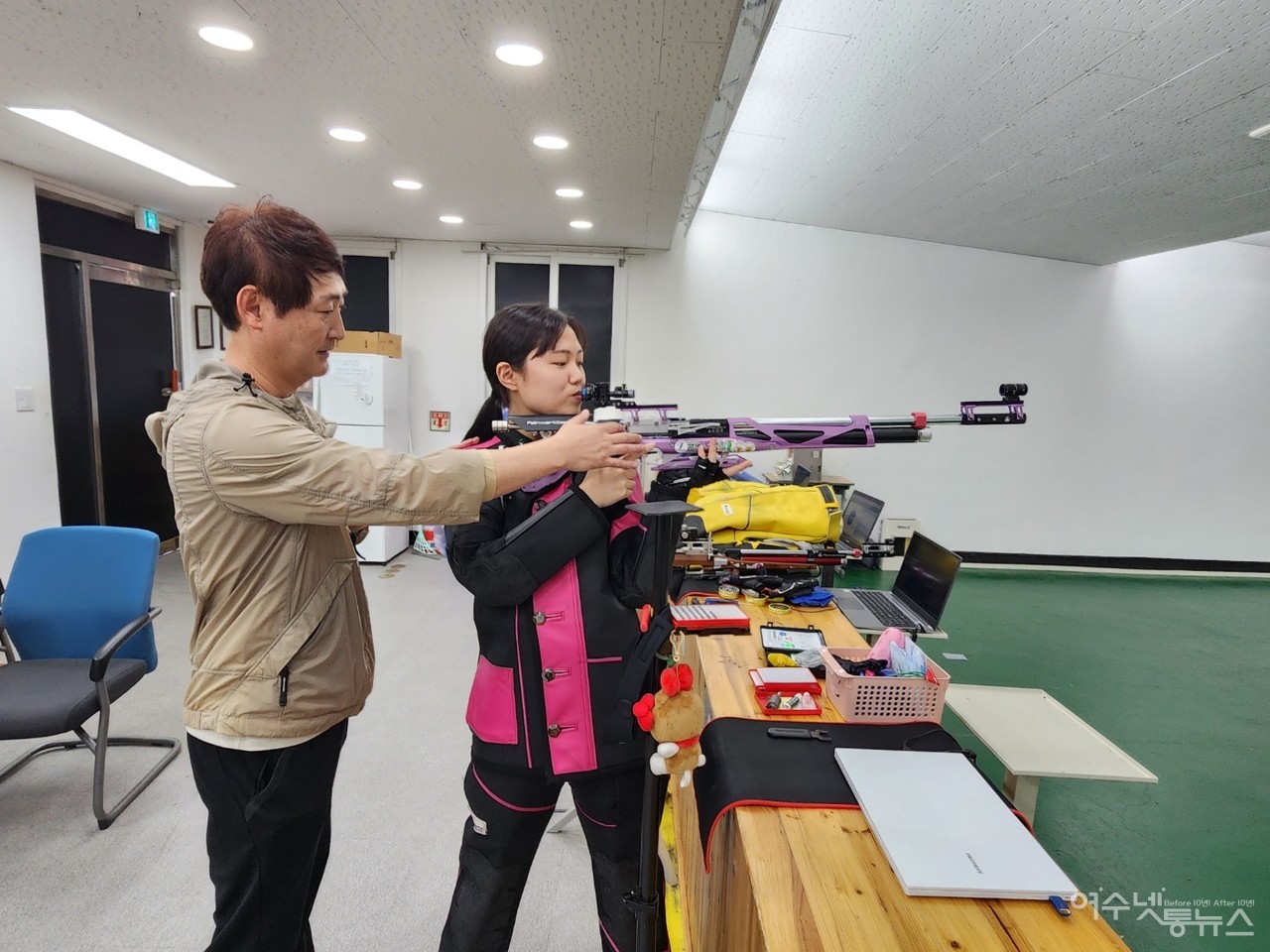 ▲ 김현호 코치가 박예은 선수의 사격을 지도하는 모습 ⓒ심명남