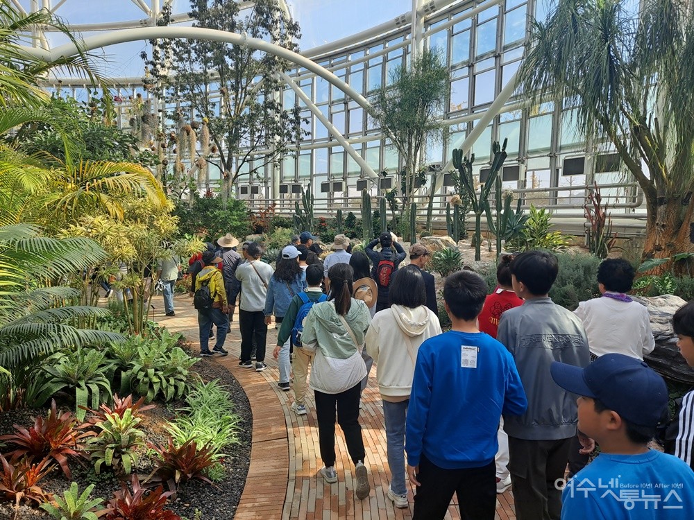 ▲순천만국가정원 정원박람회장 식물원을 수많은 관광객이 관람하고 있다. ⓒ조찬현