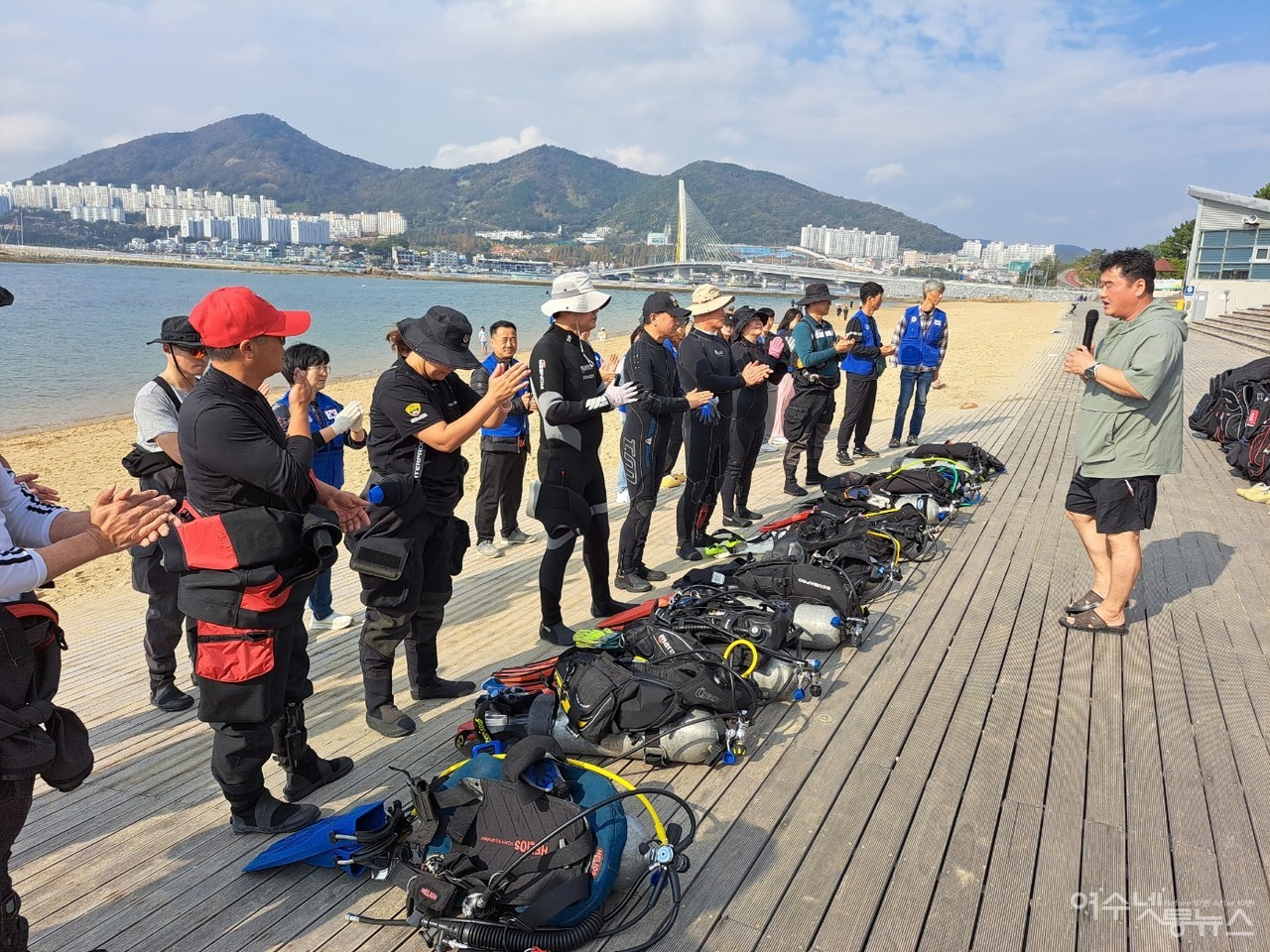 ▲  5일 웅천해변공원에서 펼친 '14회 불가사리 퇴치대회 및 수중정화 활동 모습 ⓒ심명남