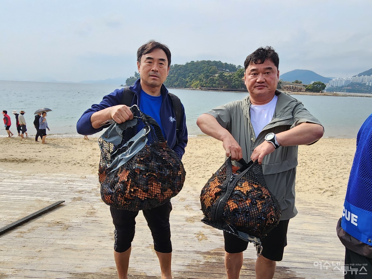 ▲ 수중정화 활동에 나선 다이버들이 잡아올린 불가사리 모습 ⓒ심명남