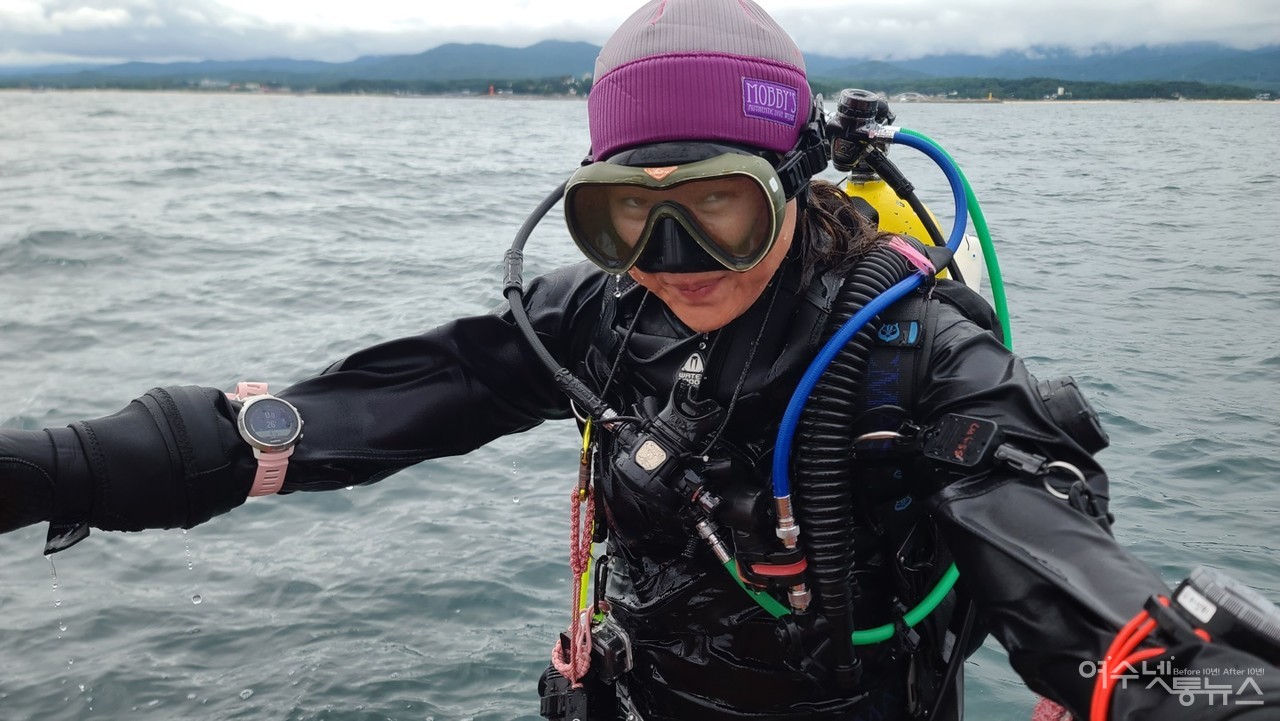 ▲ 대한안전연합 경기본부 하셈희(45세) 여성다이버가 수중정화에 나선 모습 ⓒ심명남