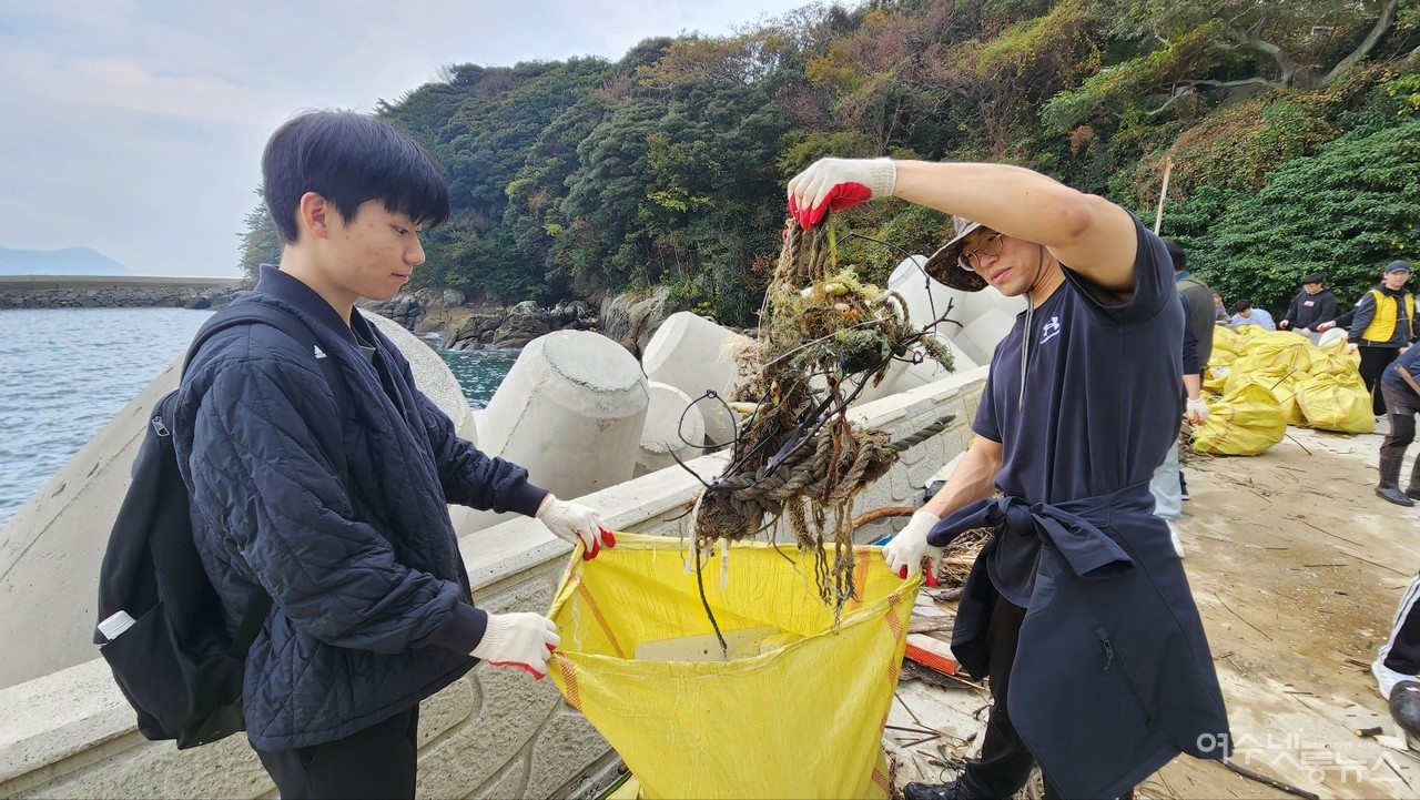 ▲5일 금오도에서 가진 섬복지 나눔 해양쓰레기 청소 행사 ⓒ박근호 제공