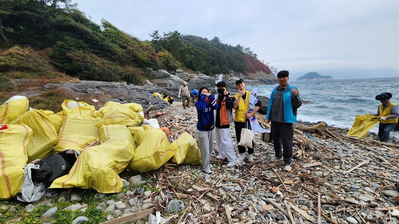 ▲ 5일 금오도에서 가진 섬복지 나눔 해양쓰레기 청소 행사 모습 ⓒ박근호 제공