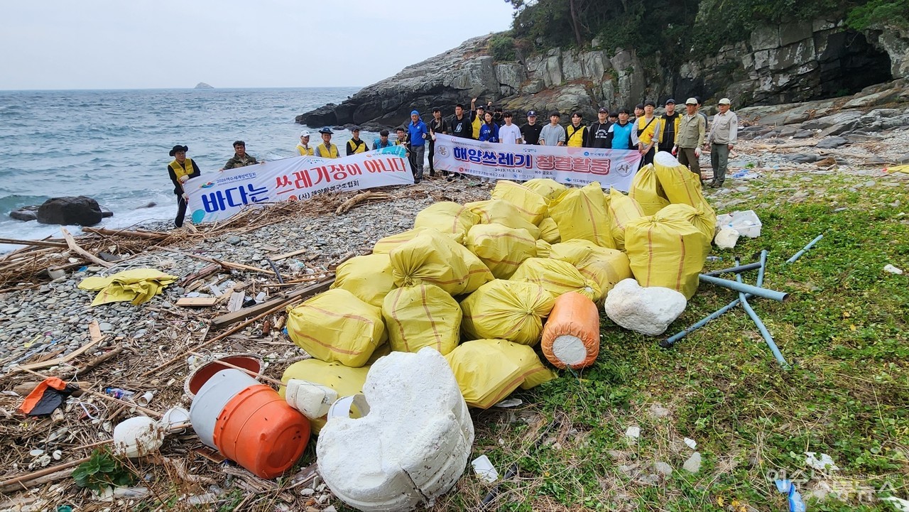 ▲ 5일 금오도에서 가진 섬복지 나눔 해양쓰레기 청소 행사 ⓒ박근호 제공