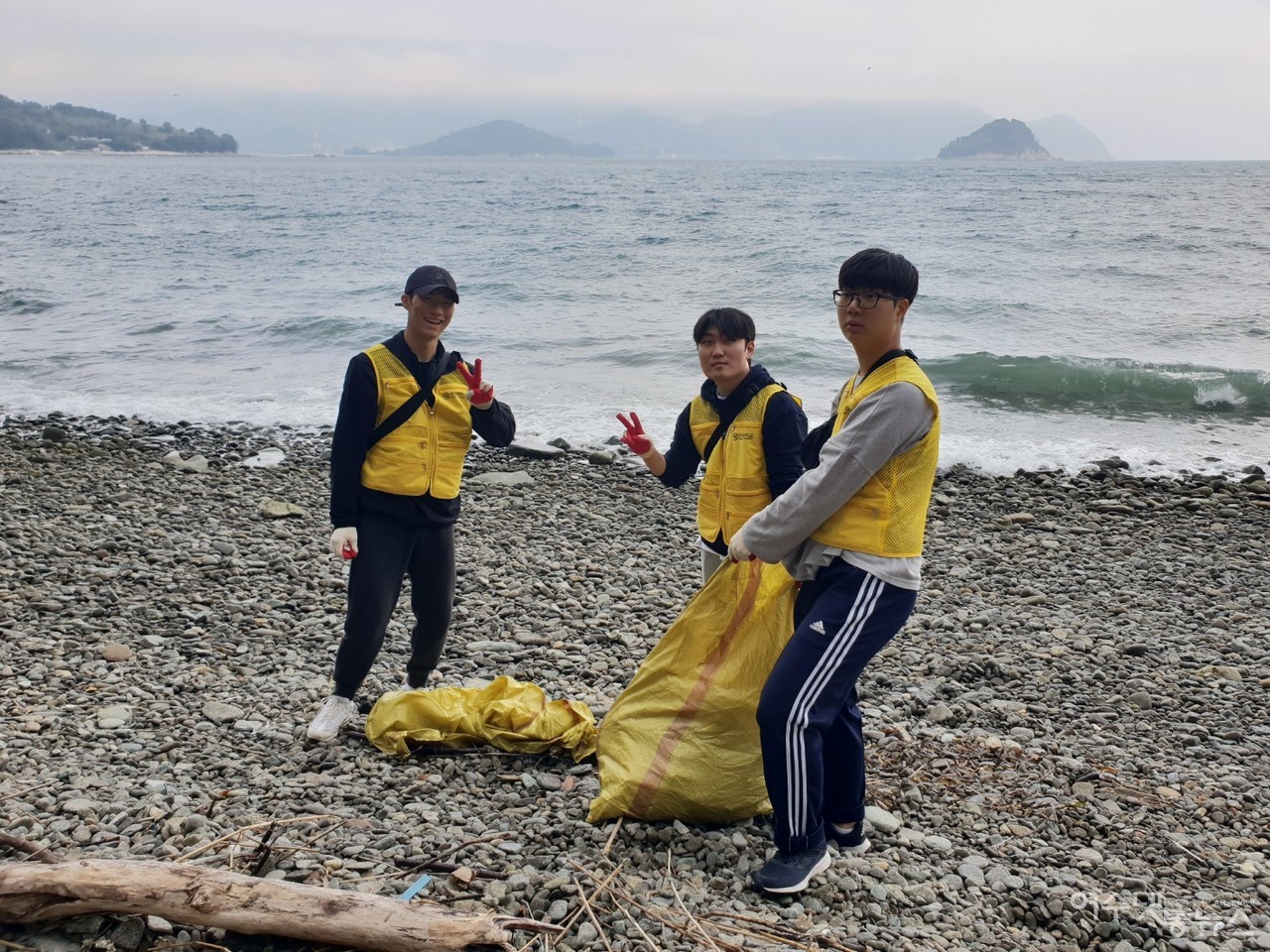 ▲ 5일 금오도에서 가진 섬복지 나눔 해양쓰레기 청소 행사 ⓒ박근호 제공