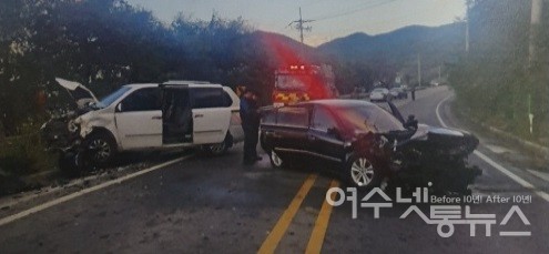 ▲6일 오후 4시 35분 돌산 금봉리에서 카니발 승용차와 소나타가 충돌했다. ⓒ독자 제공