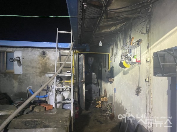 ▲6일 오후 8시 14분 여수시 소라면 한 주택에서 불이 났다. ⓒ여수소방서 제공