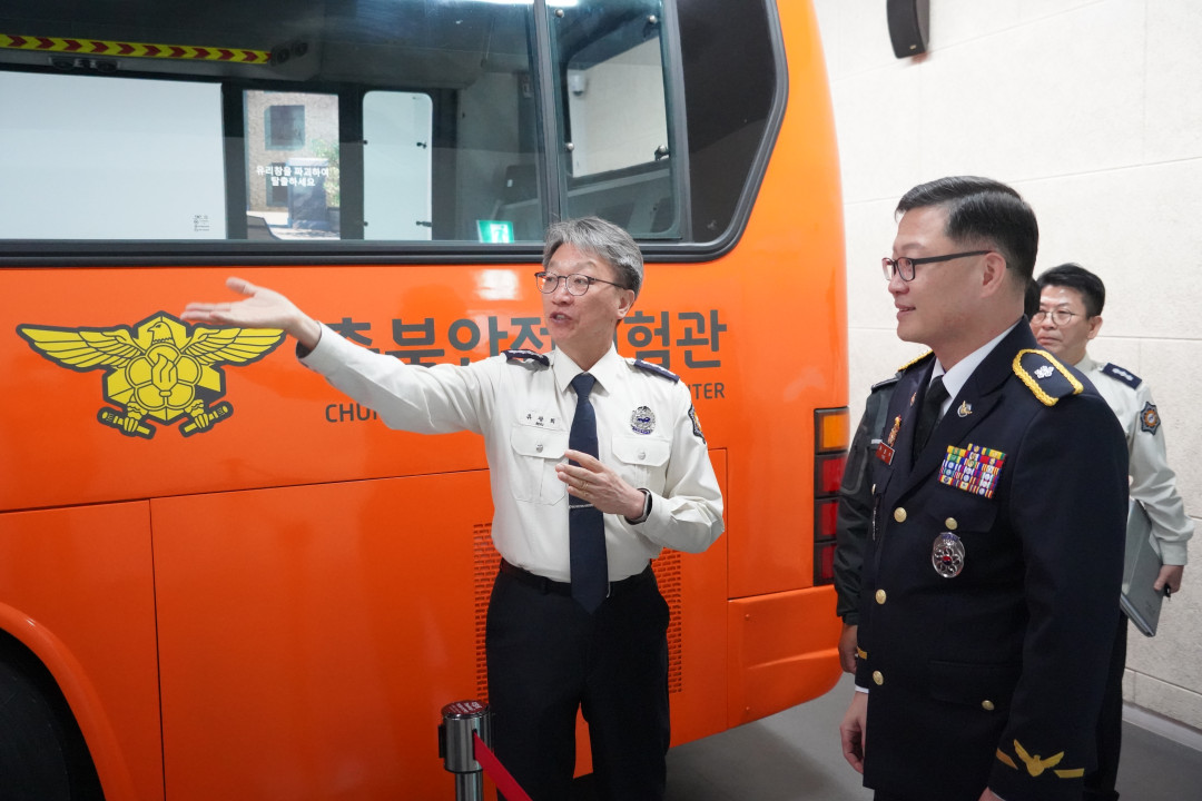 여성수 해양경찰교육원장이 충북안전체험관을 둘러보고있다.