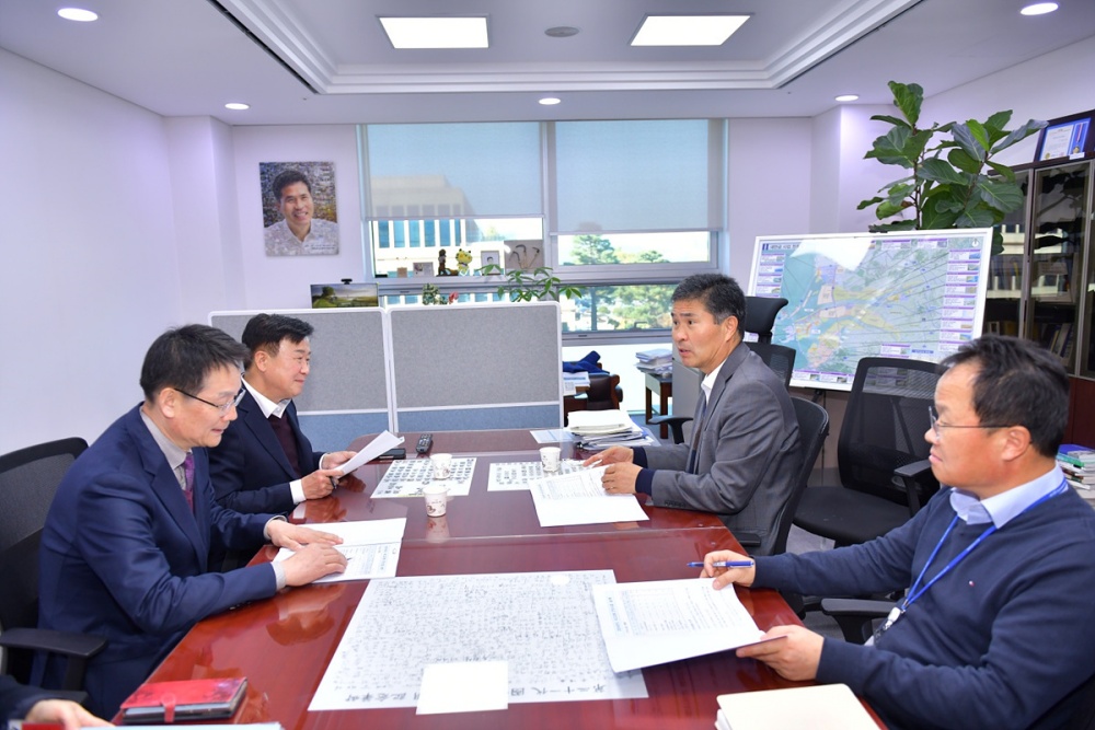 ▲ 국회를 방문한 정기명 여수시장