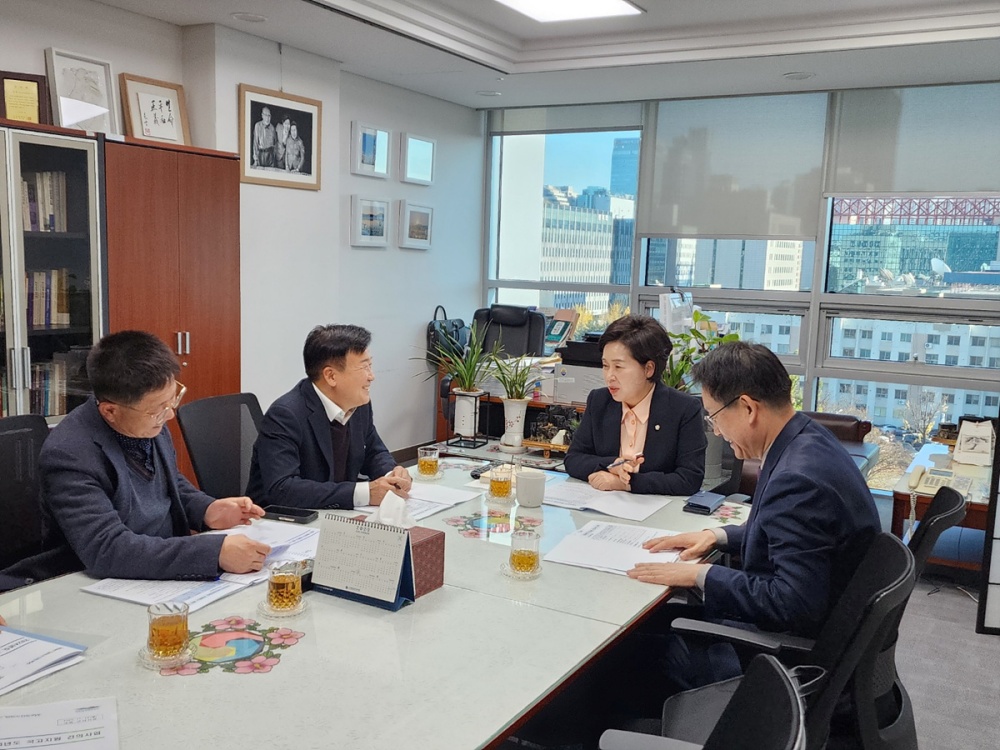 ▲국회를 방문한 정기명 여수시장