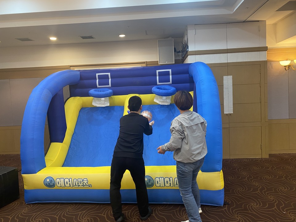 ▲레크리에이션(에어스포츠)에 참가하고 있는 아들과 엄마 ⓒ쌍봉복지관