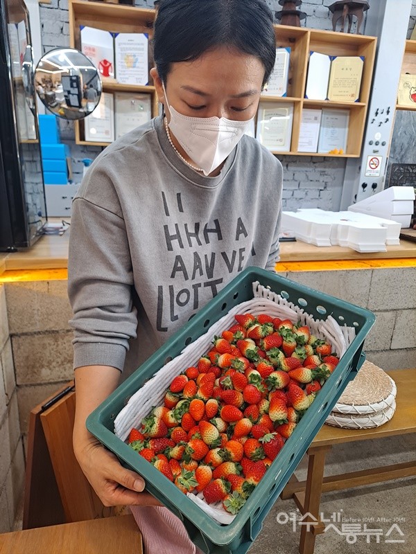 ▲김선옥 대표가 여수원조 딸기모찌에 사용하는 생딸기를 보여준다. ⓒ조찬현