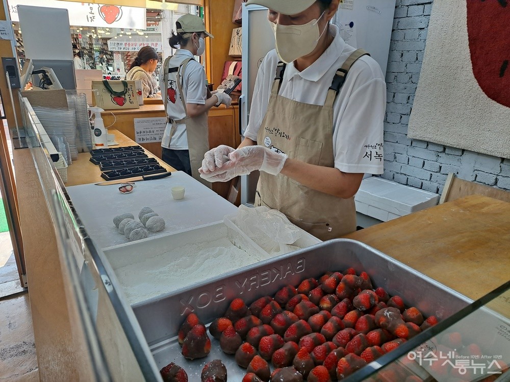 ▲여수 마을기업 미미협동조합 직원들이 여수원조 딸기모찌를 만들고 있다. ⓒ조찬현