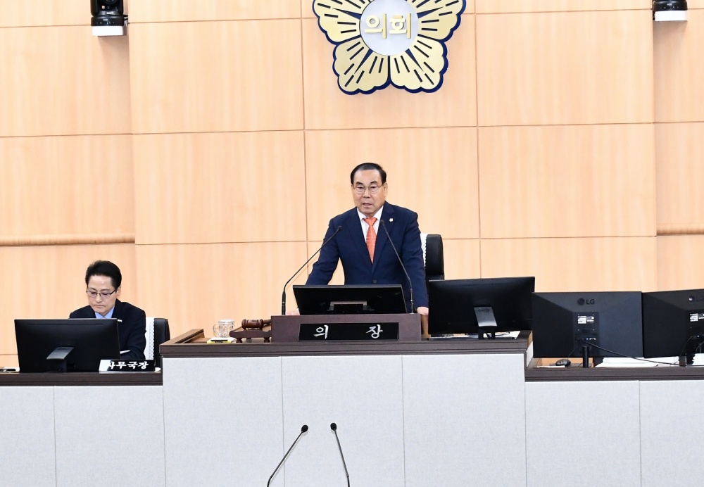 ▲ 제233회 정례회 개회사를 하는 김영규 시의장