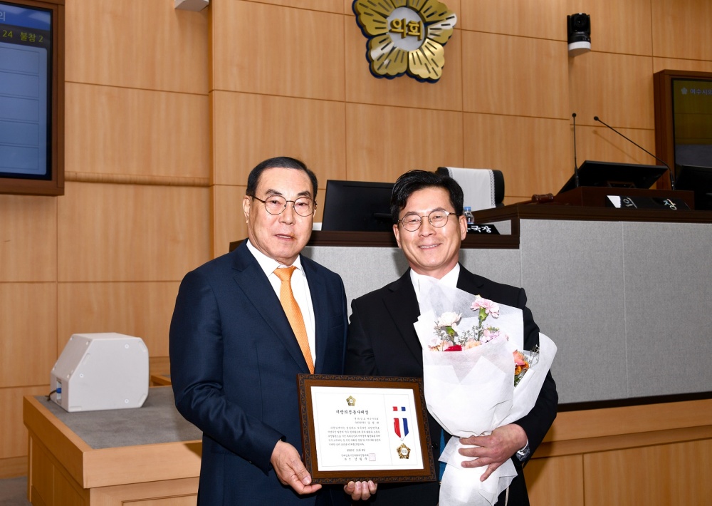 ▲ 전라남도시군의회의장협의회 ‘지방의정봉사상’을 수상한 강현태 시의원