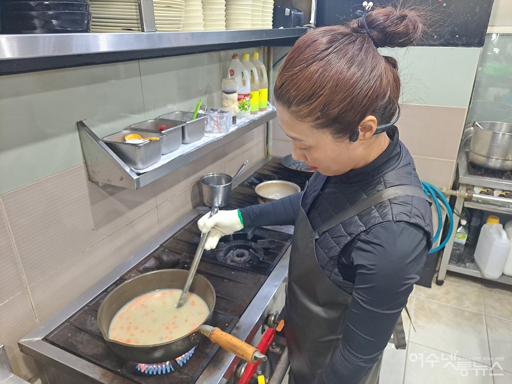 ▲굴죽을 쑨다. 알이 여문 굴을 특별히 선별해서 사용하는 게 이 집 굴죽 맛의 비결이다.  ⓒ조찬현