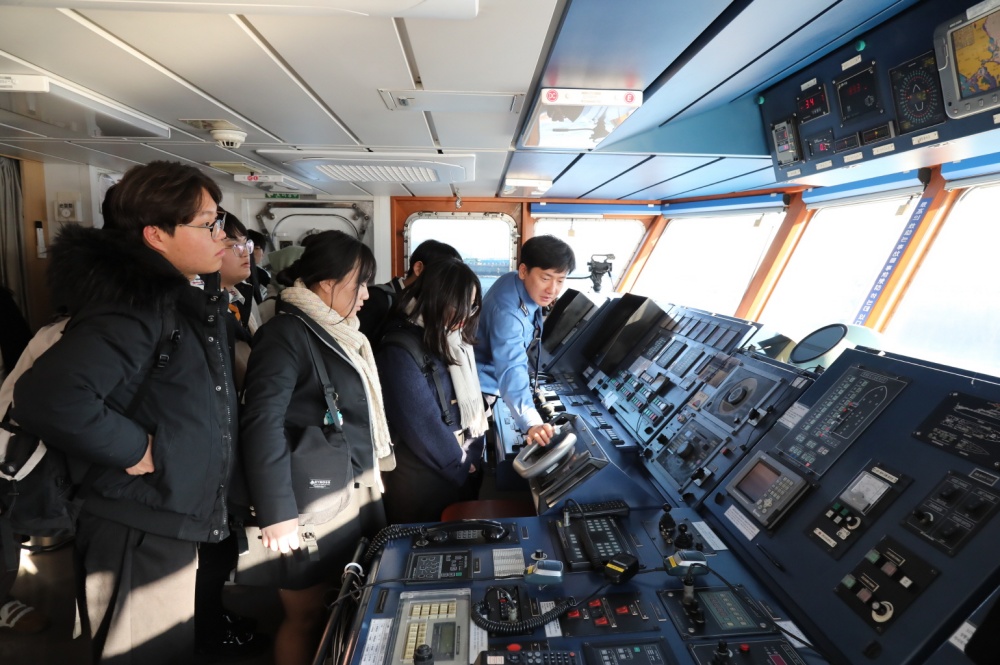 ▲ 여수정보과학고 학생들이 경비함정 견학 중 해양경찰경찰관에게 장비 설명을 듣고 있다.