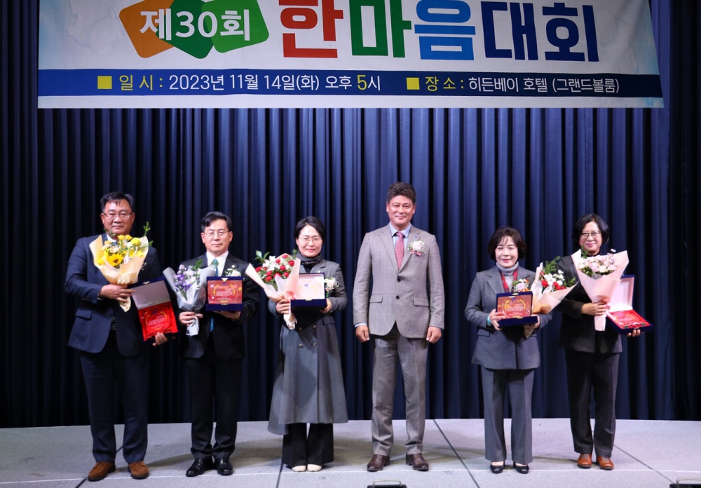 ▲여수시의회 수산발전정책연구회가 (사)한국수산업경영인 여수시연합회로부터 감사패를 받았다.