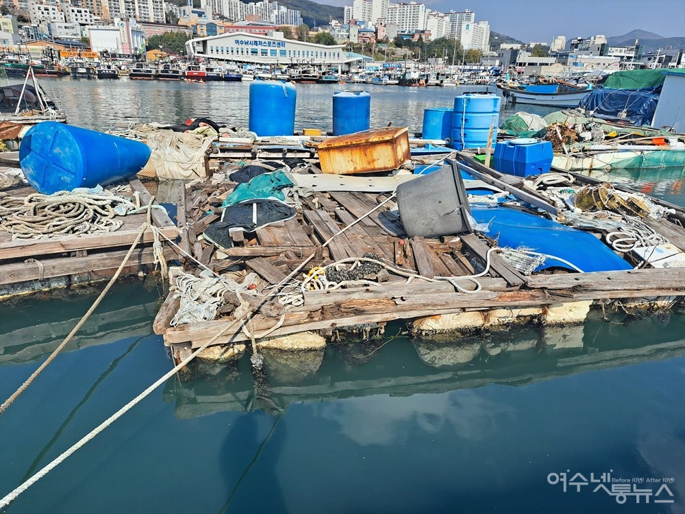 ▲폐바지선 위에는 어구와 폐냉장고 등 생활 쓰레기가 나뒹굴고 있다. ⓒ조찬현