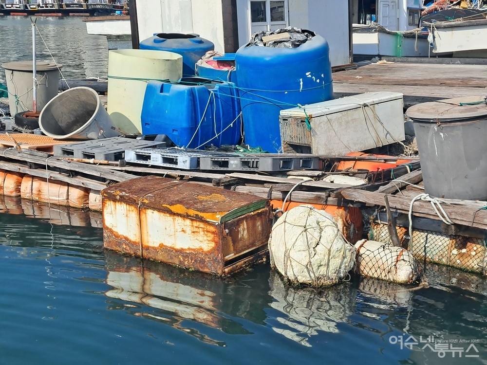 ▲폐냉장고는 금방이라도 가라앉을 듯 폐바지선에 위태롭게 매달려있다 ⓒ조찬현