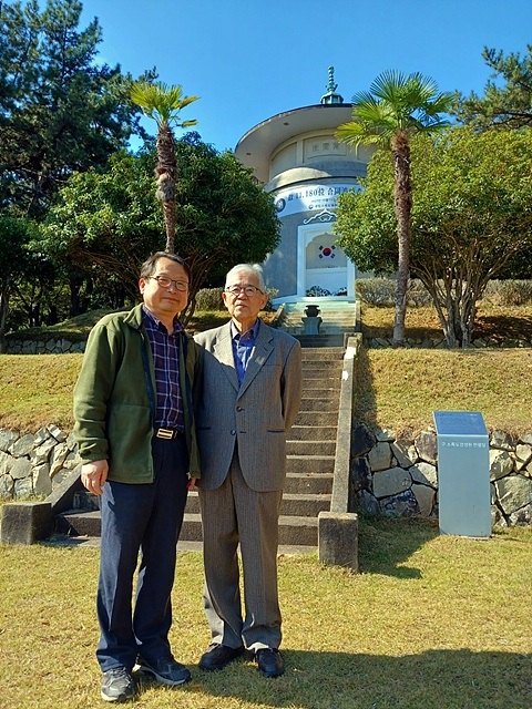 ▲국립소록도병원한센병박물관 직원 조명래(좌측)씨와 만령당을 방문한 기무라씨 모습. 만령당에는 소록도에서 세상을 떠난 1만 1180위의 유골이 모셔져 있다.ⓒ 오문수