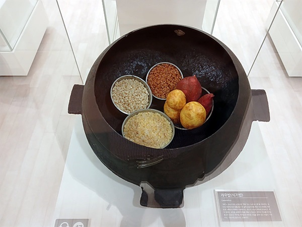 ▲ '개우밥' 모습. 한센병 환자들이 단체 생활을 하던 시절 배급받은 식량을 각자의 그릇(개우)에 담아 큰솥에 함께 쪄내는 방식이 '개우밥'이다. 국립소록도병원한센병박물관에서 촬영했다.ⓒ 오문수