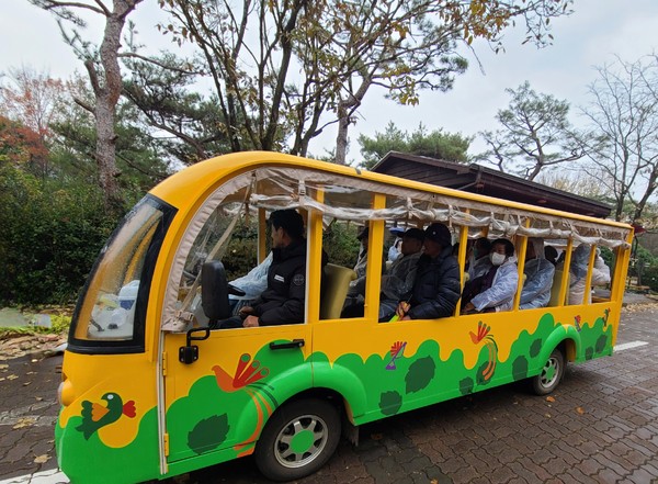 ▲ 비가 내리기전 전동관람차를 타고 수목원 곳곳을 둘러보는 재가이용자들