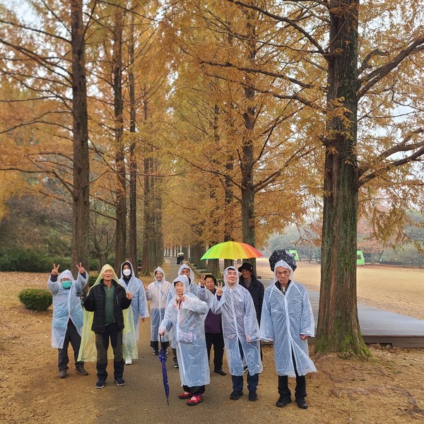 ▲ 우중의 재가이용장애인들의  숲체험 프로그램 참여 모습