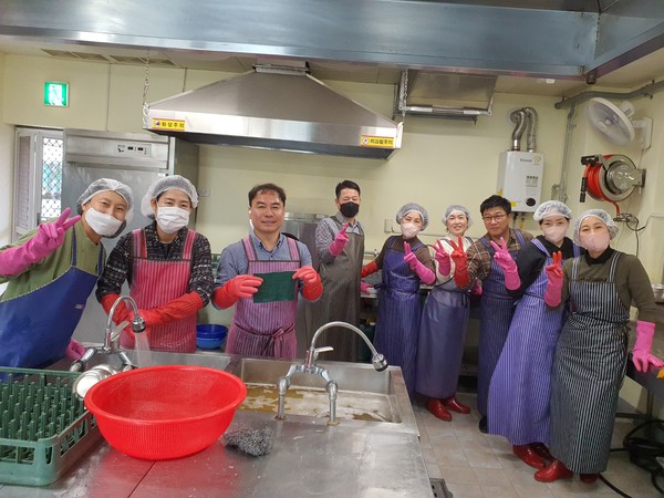 ▲진남라이온스클럽 회원들이 여수시장애인종합복지관 식당 자원봉사를 마치고 기념촬영을 하고 있다.