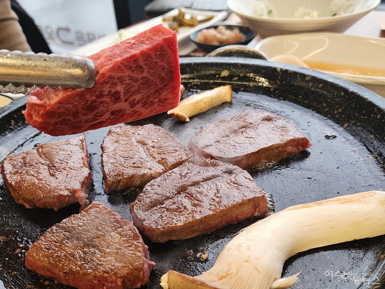 ▲ 한우 투뿔을 고집하는 국동의 대표 고깃집으로 자리잡고 있는 본한우 식당의 고기익는 소리 ⓒ심명남