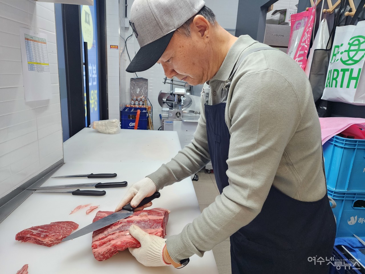 ▲ 한우 투뿔을 고집하는 박완규 셰프는  본한우를 오픈하기 위해 40년간 마장동 칼잡이에게 6개월간 고기발골부터 한우의 모든것을 익혔다ⓒ심명남