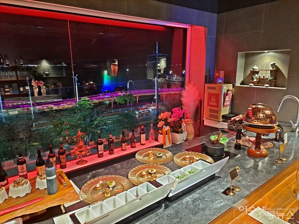 ▲식탁 너머로 아름답게 펼쳐지는 여수 소호 바다 오션뷰 야경이다.  ⓒ조찬현