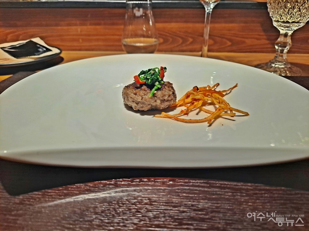 ▲꿀과 계피를 넣어 반죽했다는 율란 갓떡갈비는 접시를 비우는 마지막 순간까지 포크를 놓지 못한다. ⓒ조찬현