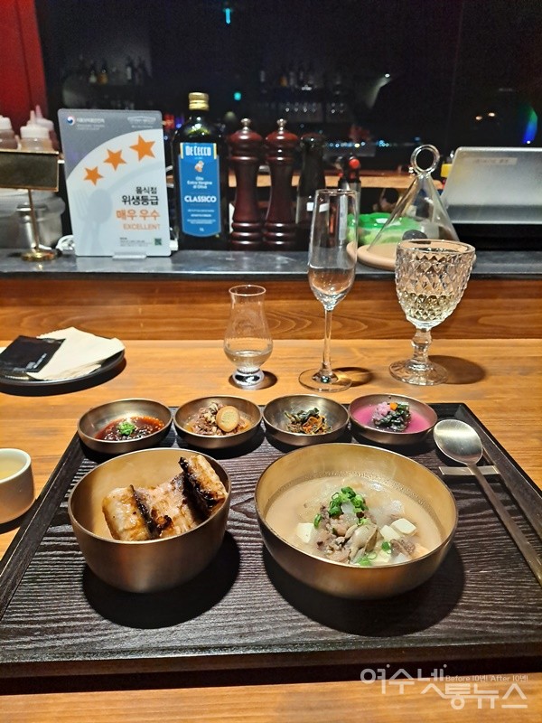 ▲쟁반에 소담스럽게 담아낸 식사는 전복송이밥에 고창 풍천장어와 맑은 소고깃국이다. ⓒ조찬현