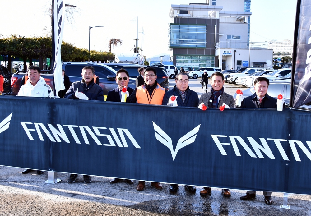 ▲ 섬섬여수 그란폰도(자전거) 대회 참여자를 응원하고 있다. ⓒ여수시자전거연맹 