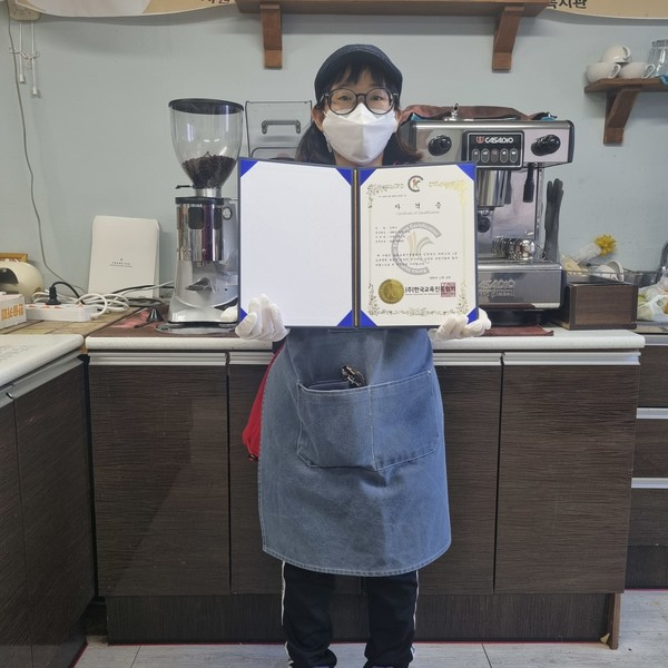 ▲1급바리스타 자격증을 취득한 김*아씨 가 자격증과 함께 포즈를  취하고 있다. ⓒ김연우