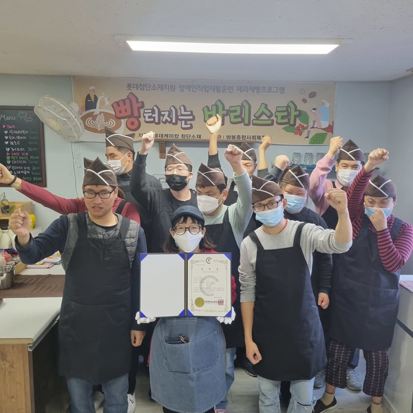 ▲햇터교실 동료들에게 축하를 받고 기념사진을 찍었다. ⓒ김연우