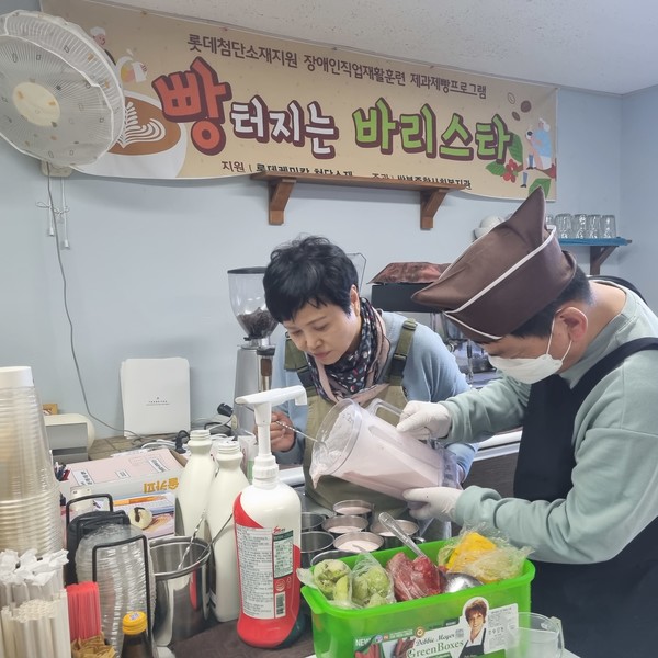▲바리스타프로그램 스무디제조를 하고 있는 장애인 햇터교실 이*진 이용자 ⓒ김연우