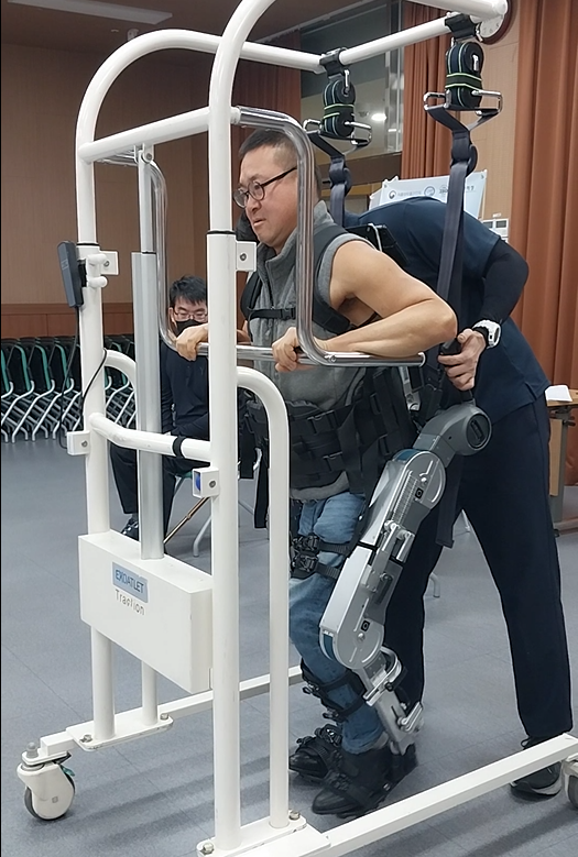 ▲ 척수손상으로 장애가 발생한 이후 처음으로 웨어러블 로봇을 착용하여 지지대를 활용하여 걷기훈련을 진행하고 있다.