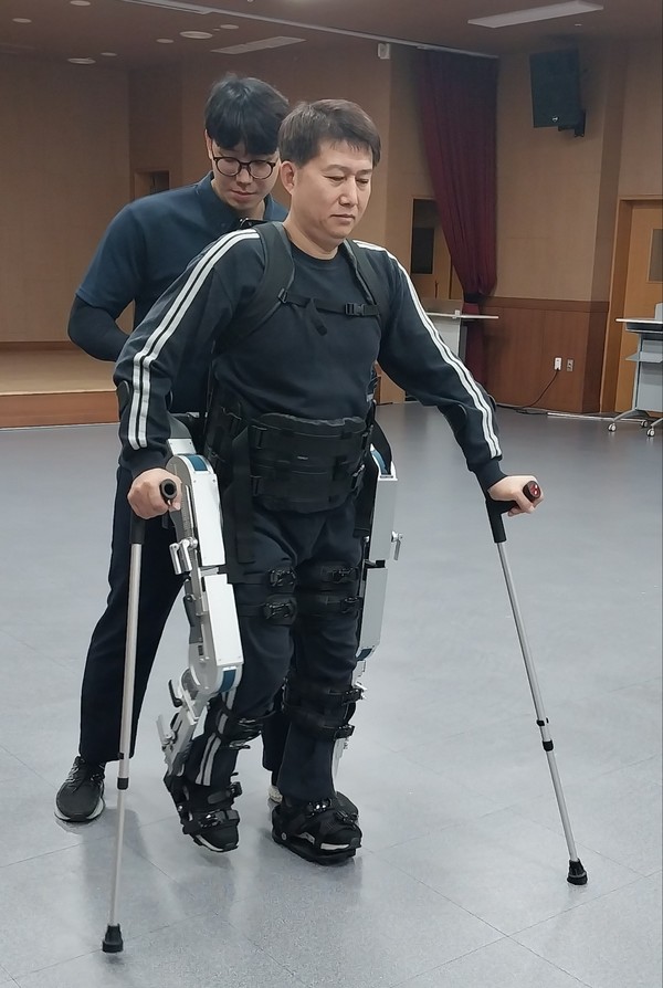 ▲독립적인 보행이 어려운 척수손상 성인 장애인이 재활 로봇과 지팡이를 이용하여 걷기 훈련이 가능하였다.