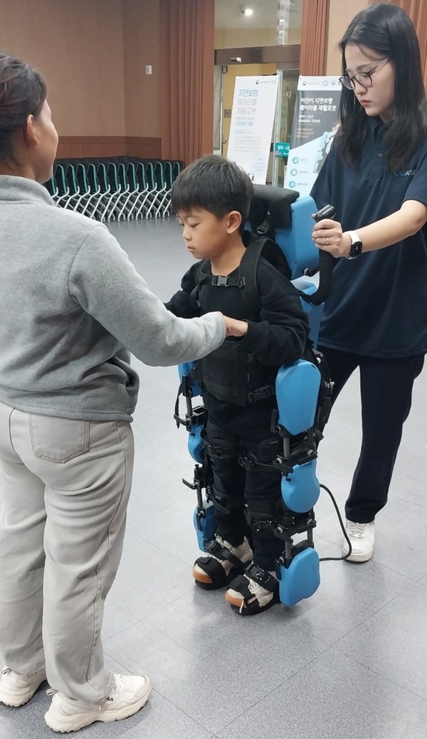 ▲ 웨어러블 재활 로봇을 착용하여 스스로 보행이 어려운 뇌성마비 장애 아동이 걷기훈련을 진행하고 있다.
