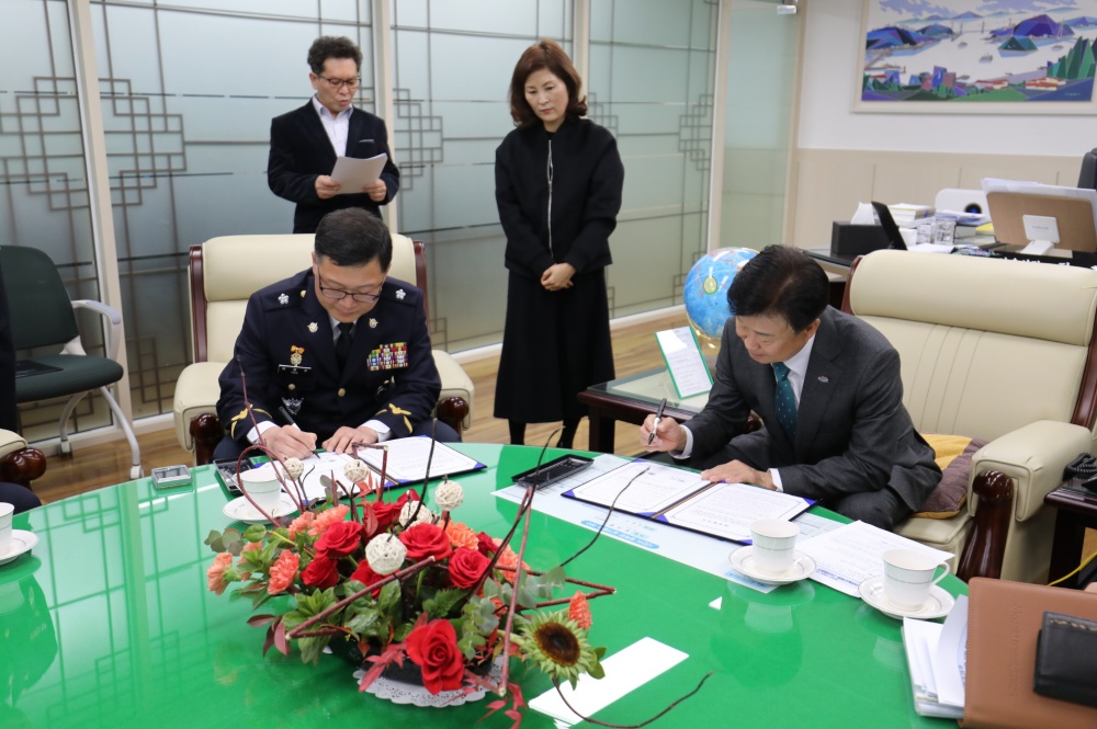 ▲ 여성수 해양경찰교육원장과 정기명 여수시장이 협약서에 서명하고있다