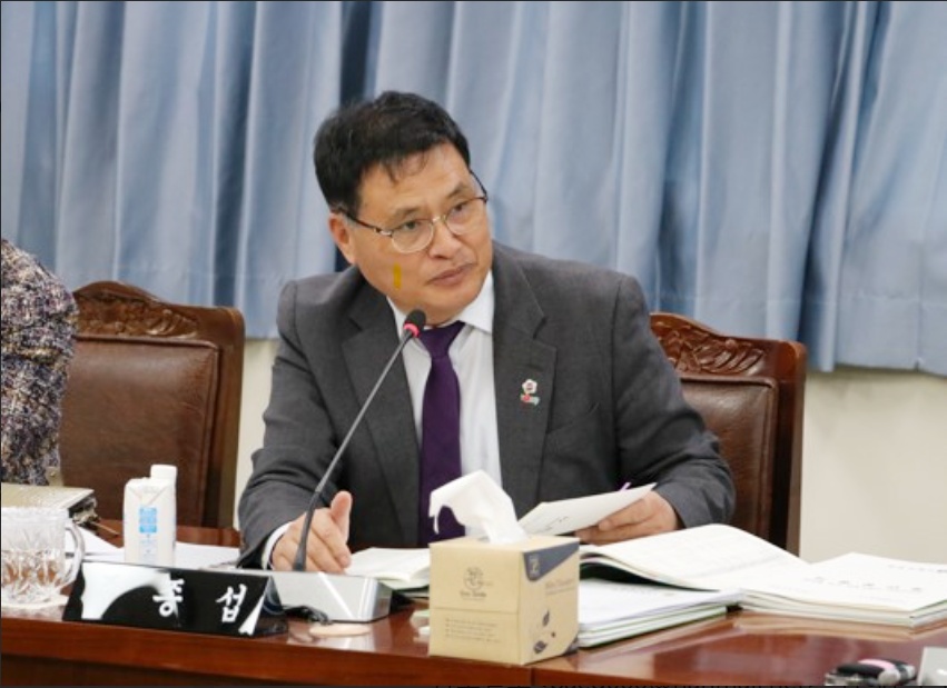 ▲ 지난 21일 주종섭 의원이 여순사건지원단 소관 2024년도 예산안 심사를 하고 있다.