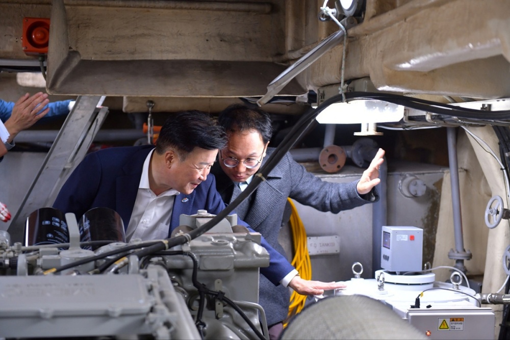 ▲ 정기명 시장이 실시간 해수 방사능 측정시스템 시운전에 참여했다.