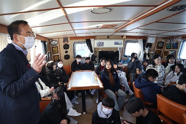 ▲ 선실에서 이순신장군 초도순시길을 강의하는 전문 강사와 학생들 모습ⓒ 오문수