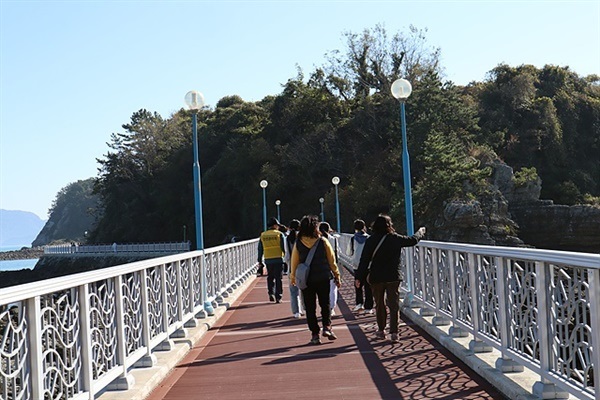 ▲ 7천만년전 공룡들의 생활무대였던 사도를 돌아보는 여천중학교 학생과 교사들 모습으로 자연사와 지질학습에 최적지다ⓒ 오문수