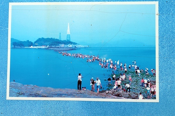 ▲ 연중 바닷물이 가장 많이 빠지는 영등사리와 백중사리에는 사도에서 추도까지 일명 '모세의 기적'이라 불리는 바닷길이 열린다는 안내판 모습ⓒ 오문수