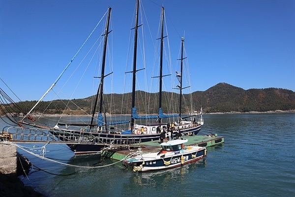 ▲ 학생들이 사도를 방문해 돌아보는 동안 사도에 정박한 코리아나호 모습ⓒ 오문수