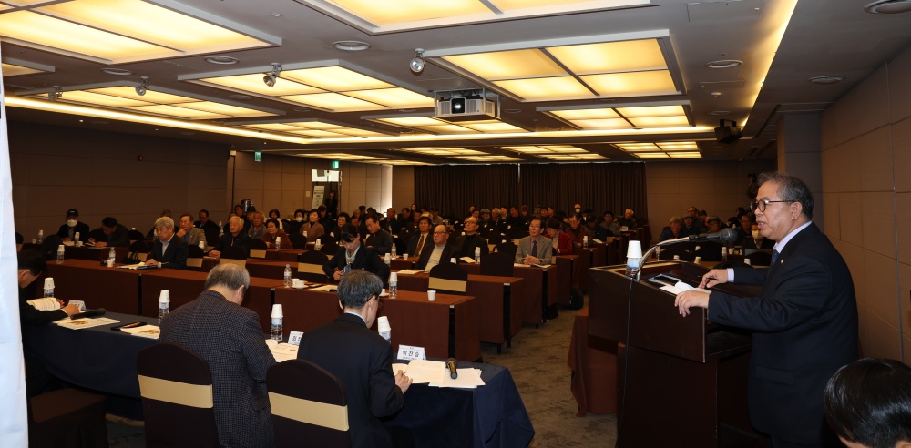 ▲  김웅기 2기 진실화해위원회 위원이 발제를 하고 있다.